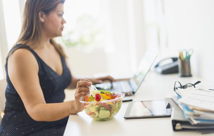 You can't remember the last time you didn't eat lunch at your desk. weight loss mistakes